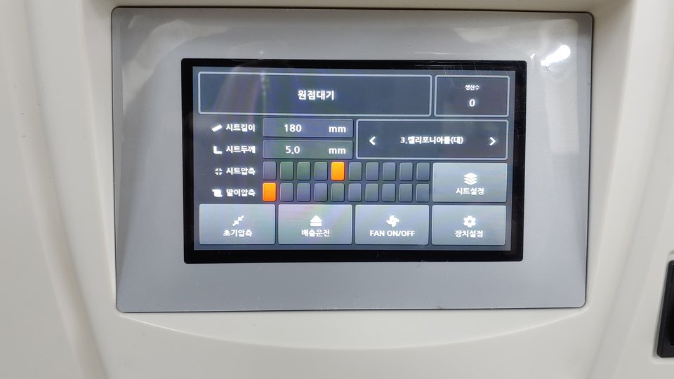 식품 기계 전면에 장착돼 켜져 있는 터치 HMI — 시트 길이 · 두께 · 압축 설정 화면